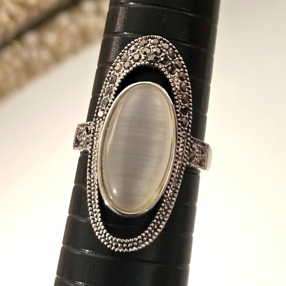 Elegant Silver Oval Ring - Picture 8 of 9
